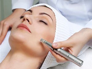 DERMAPEN MICRONEEDLING NÄOHOOLDUS parandab kollageeni ja elastiini tootmist. Ühtlustab jumet, vähendab kortse ja aknearme. Märtsis sooduspakkumine 80.00 EUR (ta